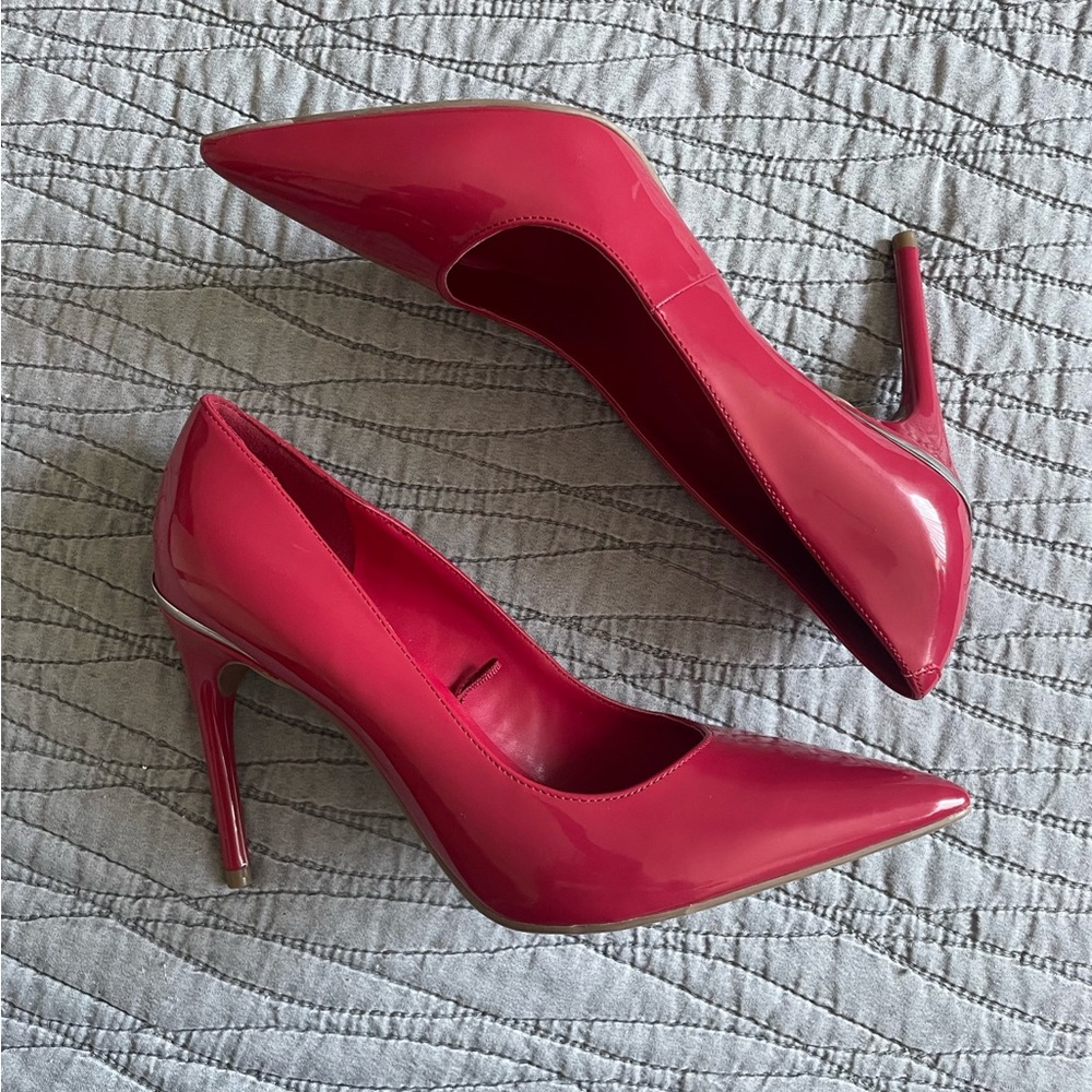 NWOT Marc Fisher Ruby Red & Gold Stripe Heels Size 8.5, 10